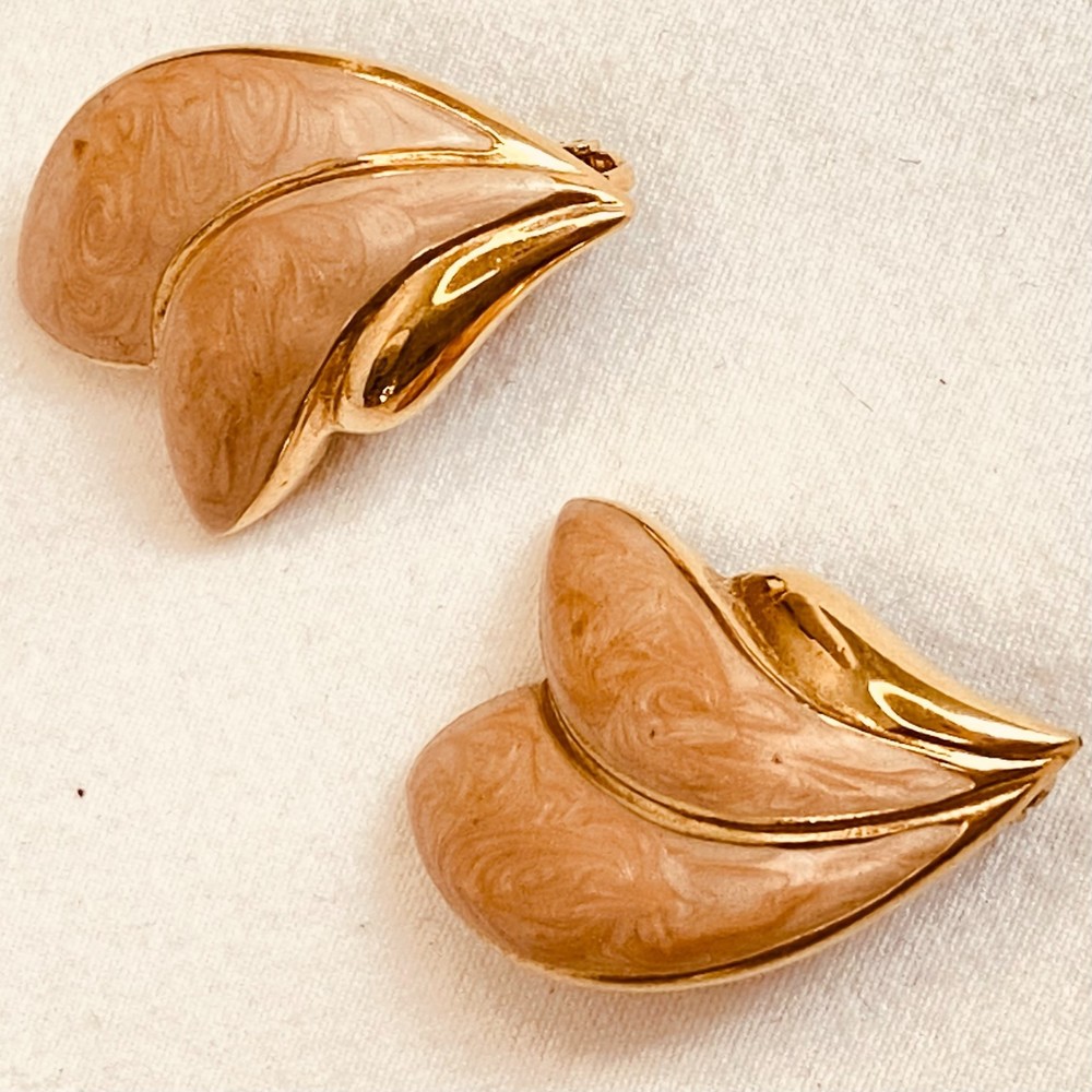 💎Trifari Earrings Beige Enamel Over Gold Tone Clip On